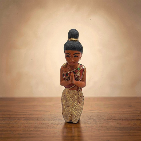Kneeling Wai Welcome Lady Wooden Statue – Asian Greeting Figurine (25 cm)